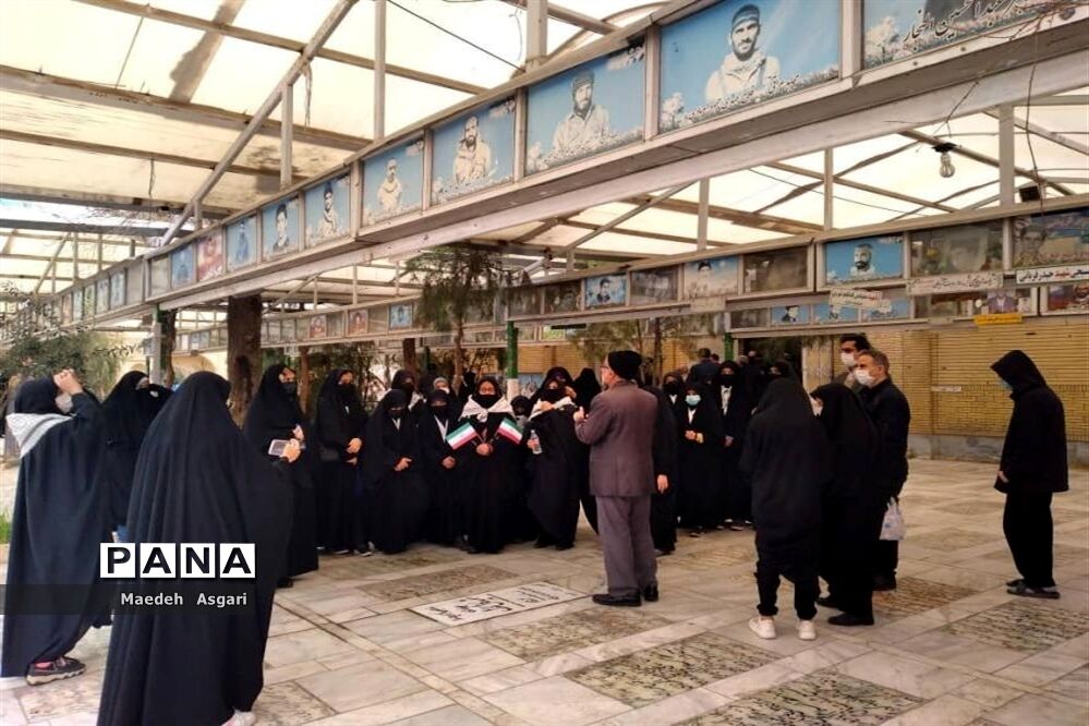 ادای احترام دانش‌آموزان دبیرستان امامت قم به مزار شهدا
