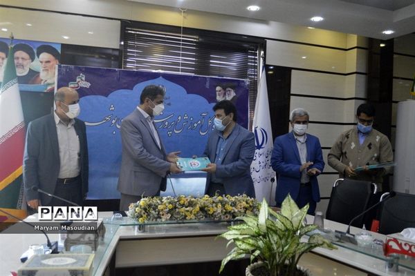 تجلیل از همکاران حوزه معاونت پرورشی و سازمان دانش آموزی استان بوشهر در روز ولادت حضرت علی(ع)