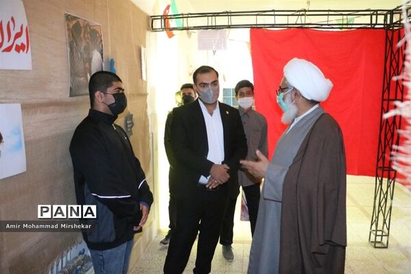 بازدید امام جمعه زابل از نمایشگاه مدرسه انقلاب