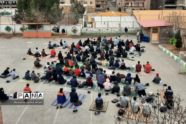 برگزاری نماز جماعت در فضای باز مدرسه امام علی(ع) رودهن