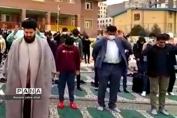 برگزاری نماز جماعت در فضای باز مدرسه امام علی(ع) رودهن