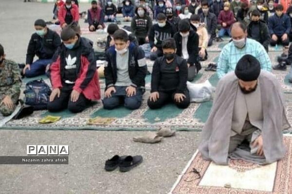 برگزاری نماز جماعت در فضای باز مدرسه امام علی(ع) رودهن