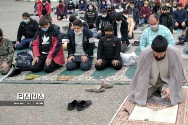 برگزاری نماز جماعت در فضای باز مدرسه امام علی(ع) رودهن