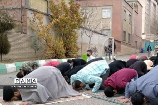 برگزاری نماز جماعت در فضای باز مدرسه امام علی(ع) رودهن