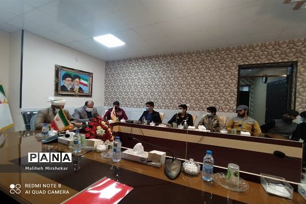 نشست اعضای مجلس دانش‌آموزی زابل با مسئولان شورای شهر و شهرداری