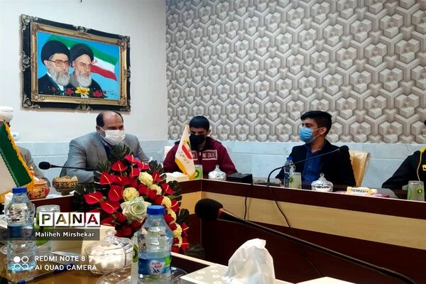 نشست اعضای مجلس دانش‌آموزی زابل با مسئولان شورای شهر و شهرداری