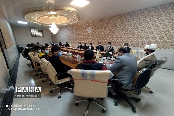 نشست اعضای مجلس دانش‌آموزی زابل با مسئولان شورای شهر و شهرداری