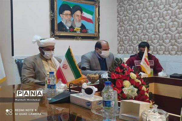 نشست اعضای مجلس دانش‌آموزی زابل با مسئولان شورای شهر و شهرداری