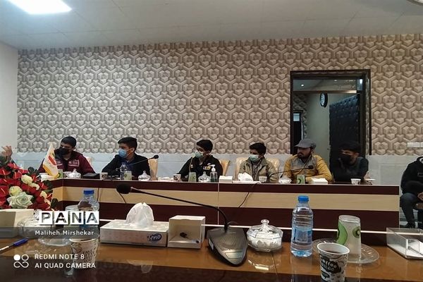 نشست اعضای مجلس دانش‌آموزی زابل با مسئولان شورای شهر و شهرداری