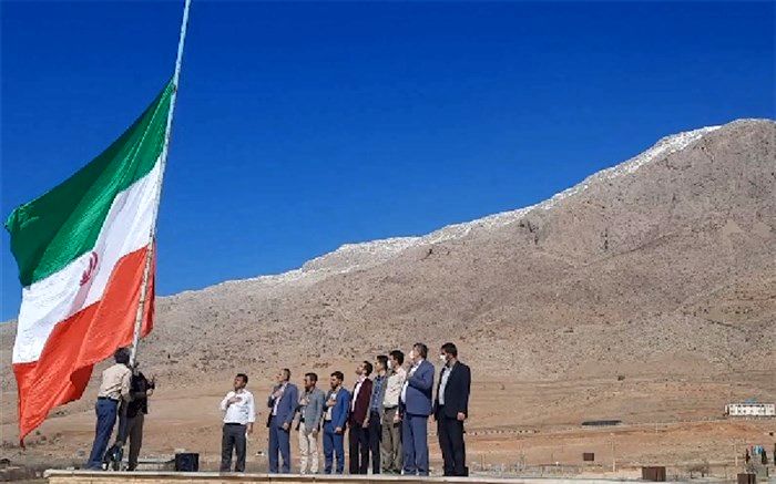اهتزاز پرچم مقدس ایران بر فراز بام آموزش و پرورش شهرستان اردل