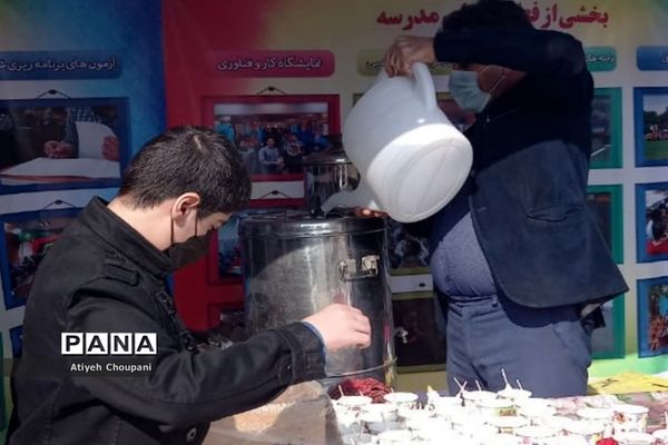 پذیرایی از رهگذران، به مناسبت ولادت حضرت علی (ع)، به همت دانش آموزان دبیرستان محراب منطقه ۱۴