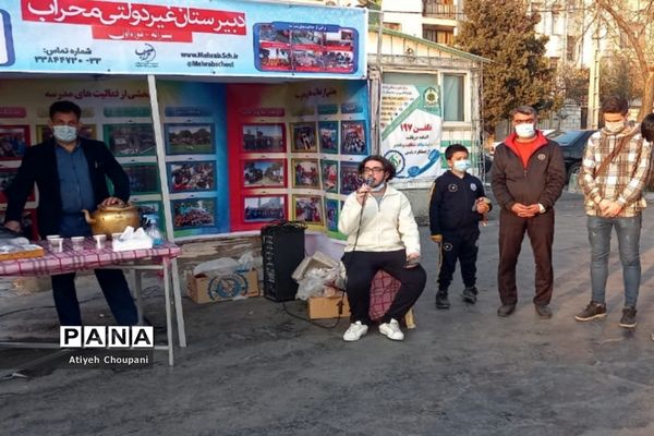 پذیرایی از رهگذران، به مناسبت ولادت حضرت علی (ع)، به همت دانش آموزان دبیرستان محراب منطقه ۱۴