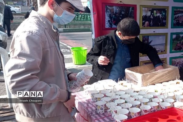 پذیرایی از رهگذران، به مناسبت ولادت حضرت علی (ع)، به همت دانش آموزان دبیرستان محراب منطقه ۱۴