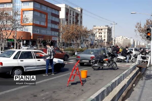 پذیرایی از رهگذران، به مناسبت ولادت حضرت علی (ع)، به همت دانش آموزان دبیرستان محراب منطقه ۱۴