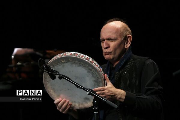 اجرای وحید اسداللهی در سی وهفتمین جشنواره موسیقی فجر