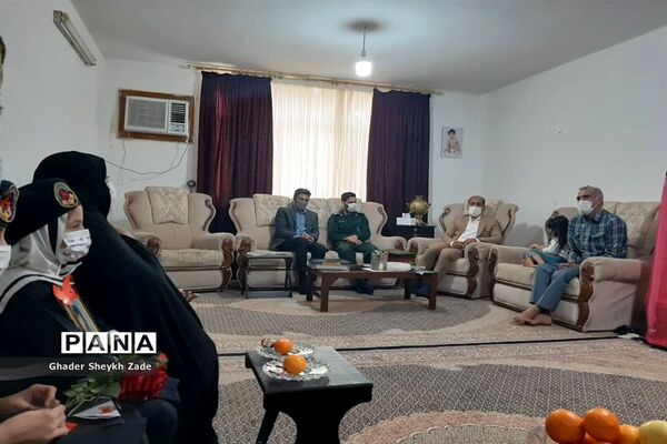 تجلیل دانش‌آموزان چابهاری از پدر شهید دانش‌آموز نسترن خسروی