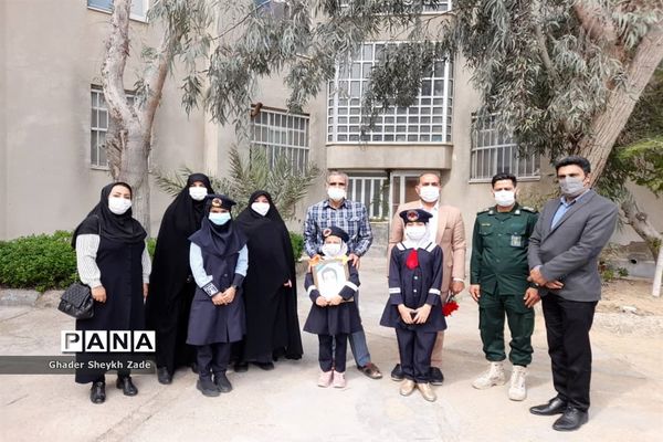 تجلیل دانش‌آموزان چابهاری از پدر شهید دانش‌آموز نسترن خسروی