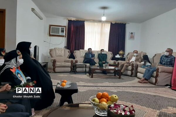 تجلیل دانش‌آموزان چابهاری از پدر شهید دانش‌آموز نسترن خسروی
