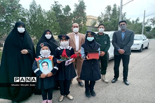 تجلیل دانش‌آموزان چابهاری از پدر شهید دانش‌آموز نسترن خسروی