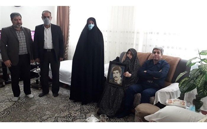 دیدار رییس آموزش و پرورش ناحیه 3 قم با خانواده معلم شهید «صراف‌زاده»