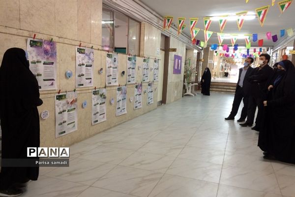 بازدید از نمایشگاه مدرسه انقلاب، دبیرستان فرزانگان ۴