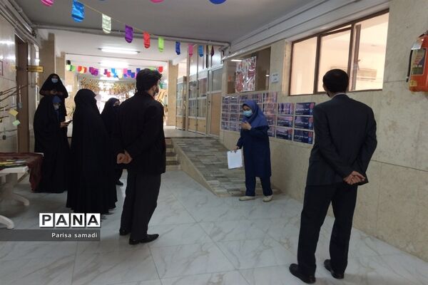 بازدید از نمایشگاه مدرسه انقلاب، دبیرستان فرزانگان ۴