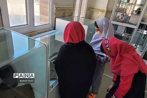 معلم خلاق، درس زیارت کتاب فارسی را به تپه نورالشهدا  پردیس برد