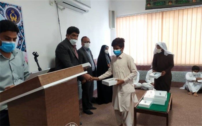 50 دستگاه تبلت هوشمند به دانش‌آموزان نیکشهری اهدا شد