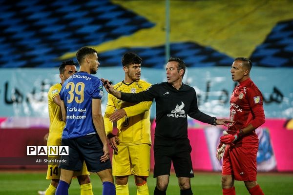 دیدار تیم‌های استقلال و فجر سپاسی