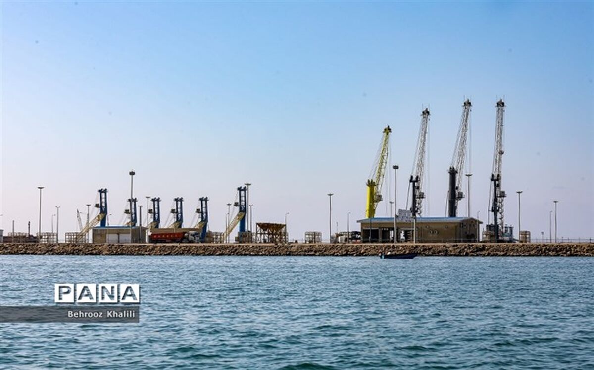 بازدید وزیر اقتصاد و دارایی از بندر امام