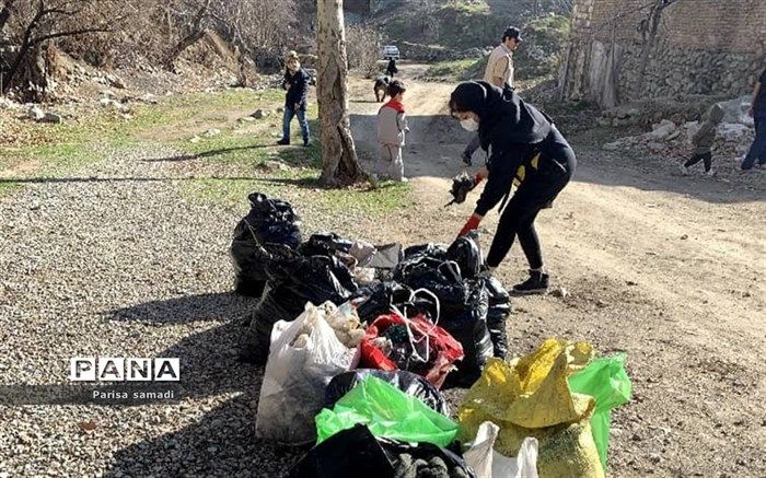 پاک‌سازی رود دره فرحزاد با مشارکت دانش‌آموزان