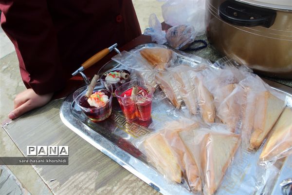 بازارچه مواد غذایی و دست‌سازه‌ها در گلوگاه