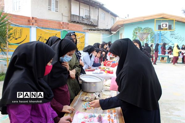 بازارچه مواد غذایی و دست‌سازه‌ها در گلوگاه