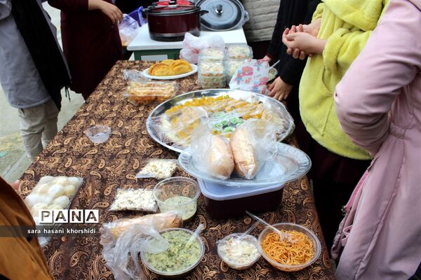 بازارچه مواد غذایی و دست‌سازه‌ها در گلوگاه