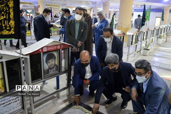 عطر افشانی ، غبار روبی و گلباران قبور مطهر شهدا در بوشهر