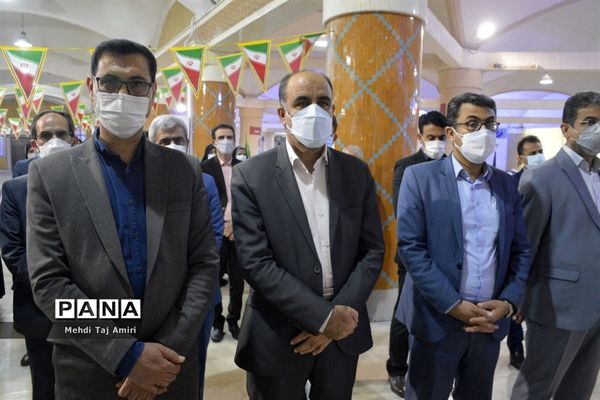 عطر افشانی ، غبار روبی و گلباران قبور مطهر شهدا در بوشهر