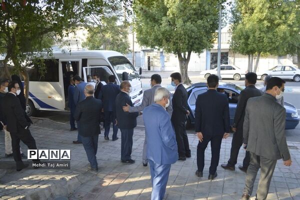 عطر افشانی ، غبار روبی و گلباران قبور مطهر شهدا در بوشهر