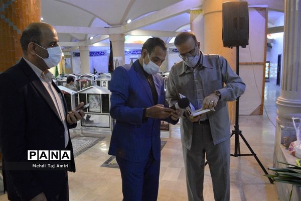 عطر افشانی ، غبار روبی و گلباران قبور مطهر شهدا در بوشهر