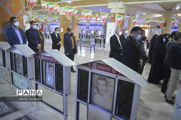عطر افشانی ، غبار روبی و گلباران قبور مطهر شهدا در بوشهر