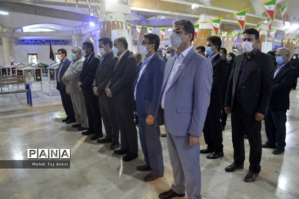 عطر افشانی ، غبار روبی و گلباران قبور مطهر شهدا در بوشهر