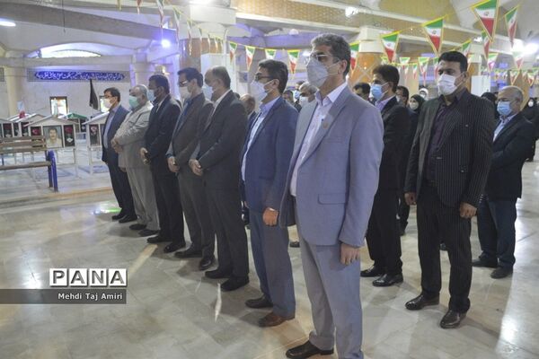 عطر افشانی ، غبار روبی و گلباران قبور مطهر شهدا در بوشهر