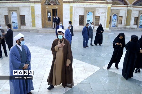 عطر افشانی ، غبار روبی و گلباران قبور مطهر شهدا در بوشهر