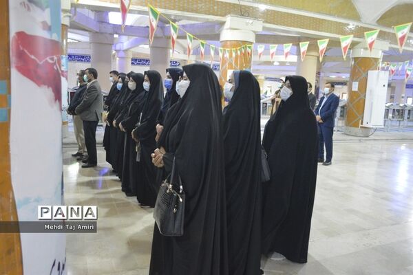 عطر افشانی ، غبار روبی و گلباران قبور مطهر شهدا در بوشهر