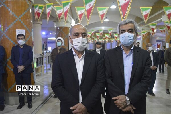 عطر افشانی ، غبار روبی و گلباران قبور مطهر شهدا در بوشهر