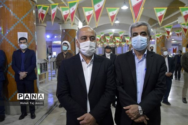 عطر افشانی ، غبار روبی و گلباران قبور مطهر شهدا در بوشهر