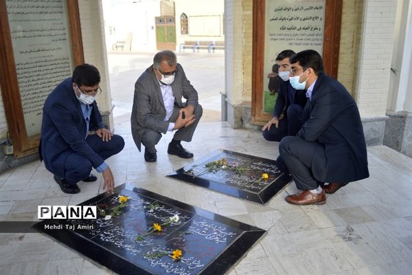 عطر افشانی ، غبار روبی و گلباران قبور مطهر شهدا در بوشهر