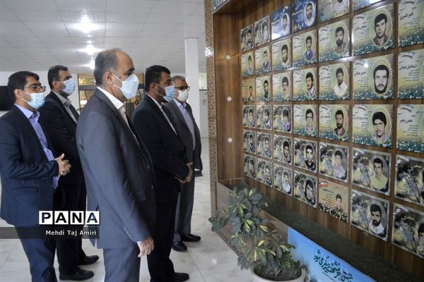 عطر افشانی ، غبار روبی و گلباران قبور مطهر شهدا در بوشهر