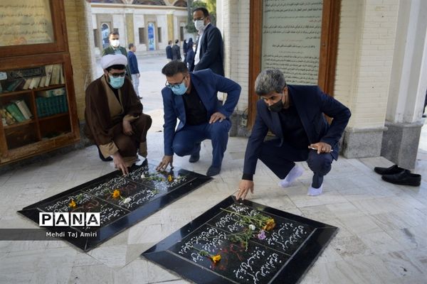 عطر افشانی ، غبار روبی و گلباران قبور مطهر شهدا در بوشهر
