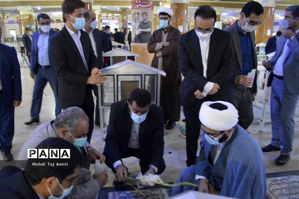 عطر افشانی ، غبار روبی و گلباران قبور مطهر شهدا در بوشهر