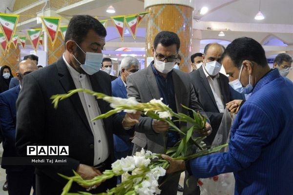 عطر افشانی ، غبار روبی و گلباران قبور مطهر شهدا در بوشهر